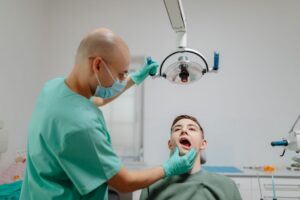 Gomas de mascar e seus benefícios e riscos à saúde bucal