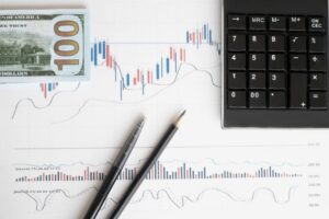 Movimentos do dólar e Ibovespa em meio a tensões comerciais e petróleo