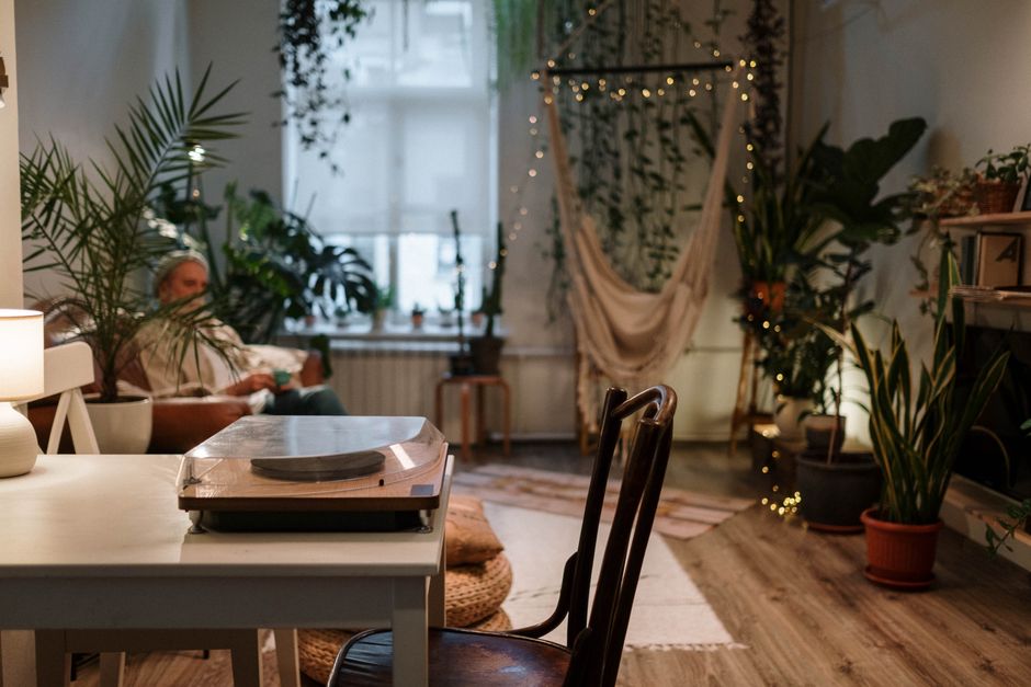 Cantinho da vitrola com decoração e organização dos vinis