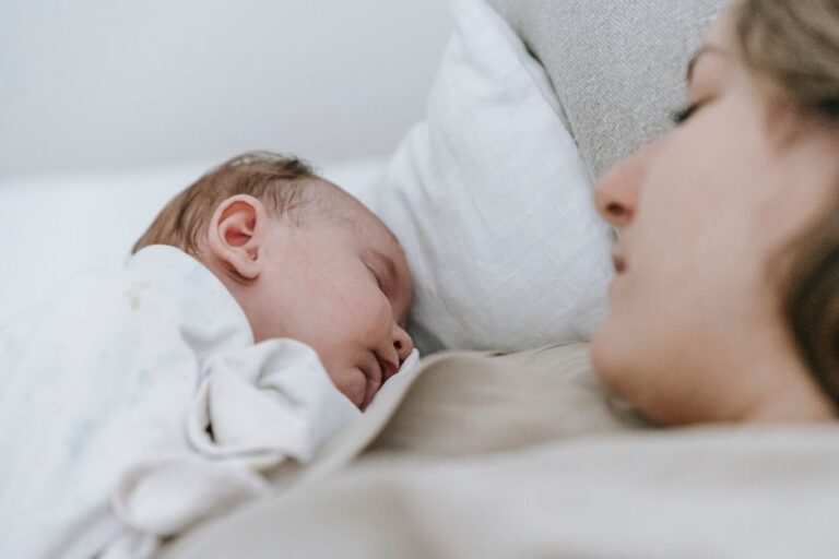 Seu filho chora mais com você do que com a babá ou na escola