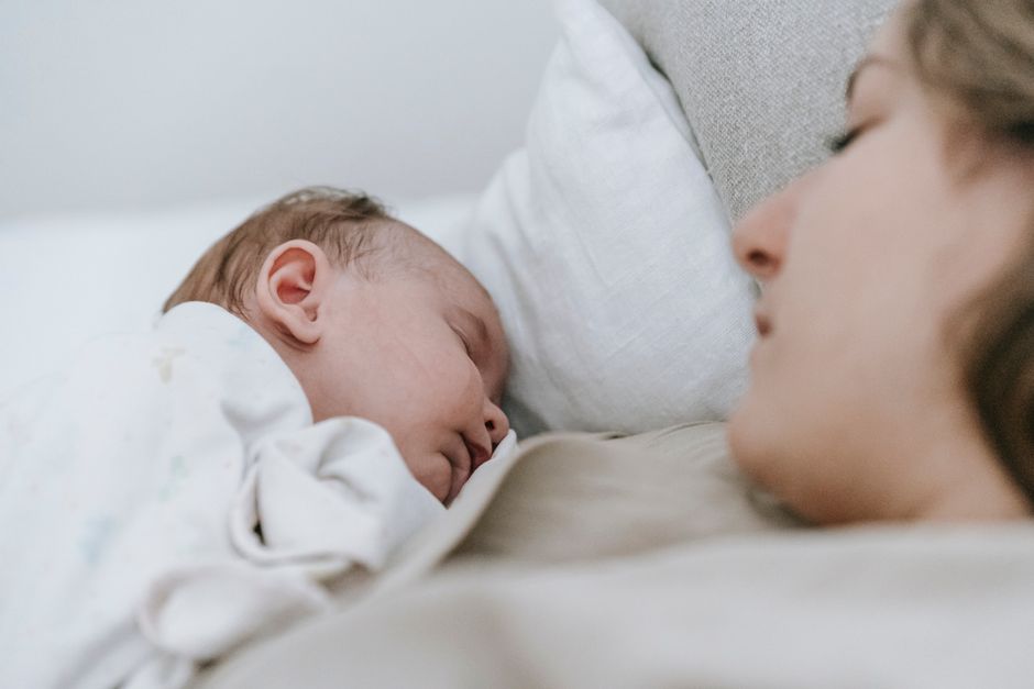Seu filho chora mais com você do que com a babá ou na escola