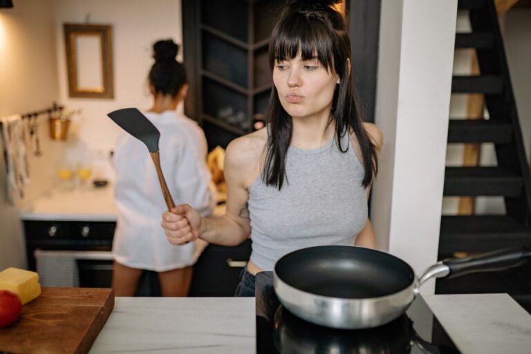 Isis Valverde acusações ex-cozinheira