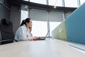 Itaú trabalho híbrido e exigências de presença