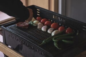 Entrada de tomate na brasa com cuscuz marroquino e parma crocante