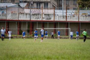 Atleta agride árbitro em jogo de futebol americano