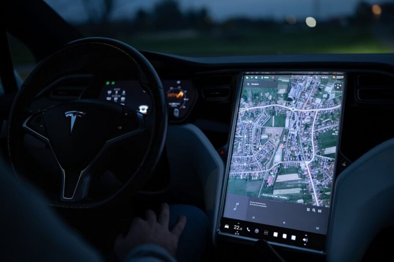 ações da Tesla em queda após investimentos em IA e robotáxis