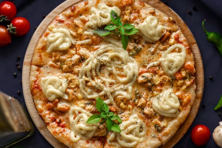 Receita de pizza vegana de couve-flor com cebola crispy