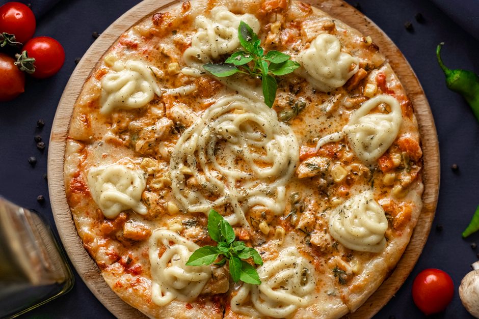 Receita de pizza vegana de couve-flor com cebola crispy
