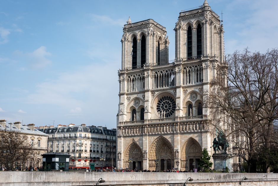 Catedral de Notre Dame recebe novos vitrais após incêndio