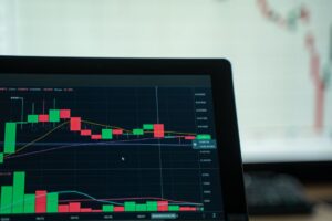 Dólar cai e Ibovespa sobe em meio a novas tarifas de Trump