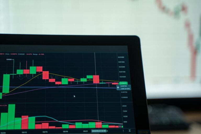 Dólar cai e Ibovespa sobe em meio a novas tarifas de Trump