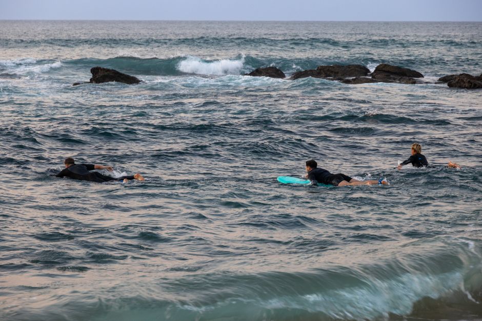 Maya Carpinelli surfe onda gigante no Taiti e recebe elogios